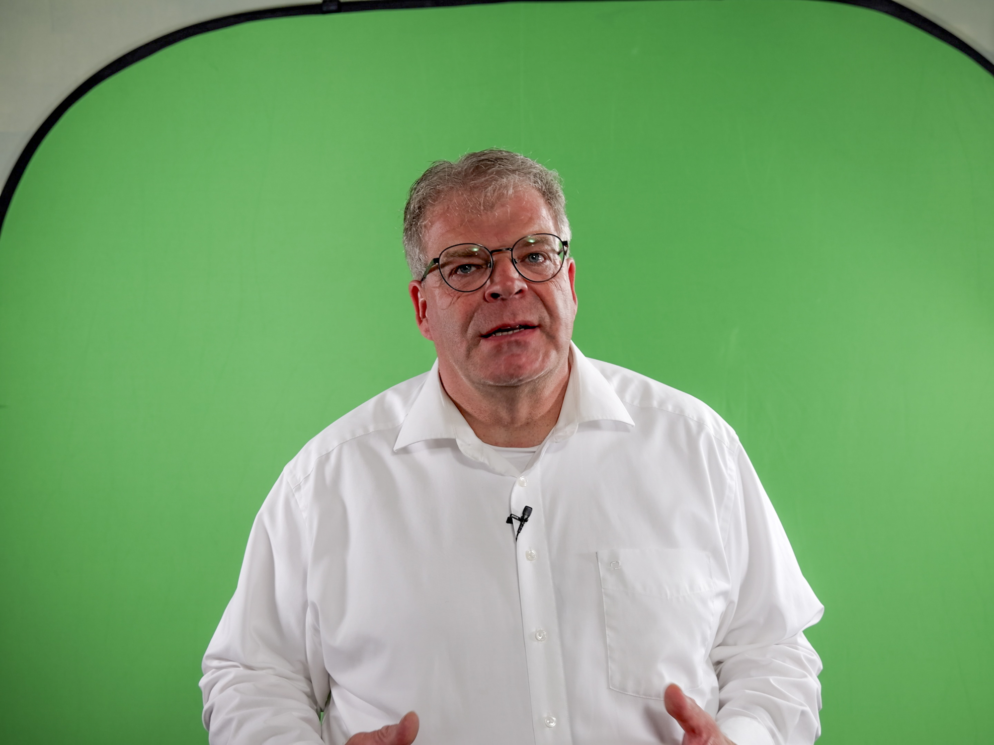 Presentator tijdens een green screen-video-opname voor Welyvan.