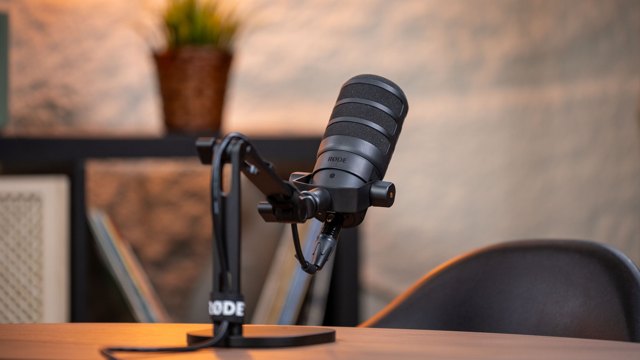 Sfeerbeeld van de podcaststudio van Mendus Productions tijdens een opname