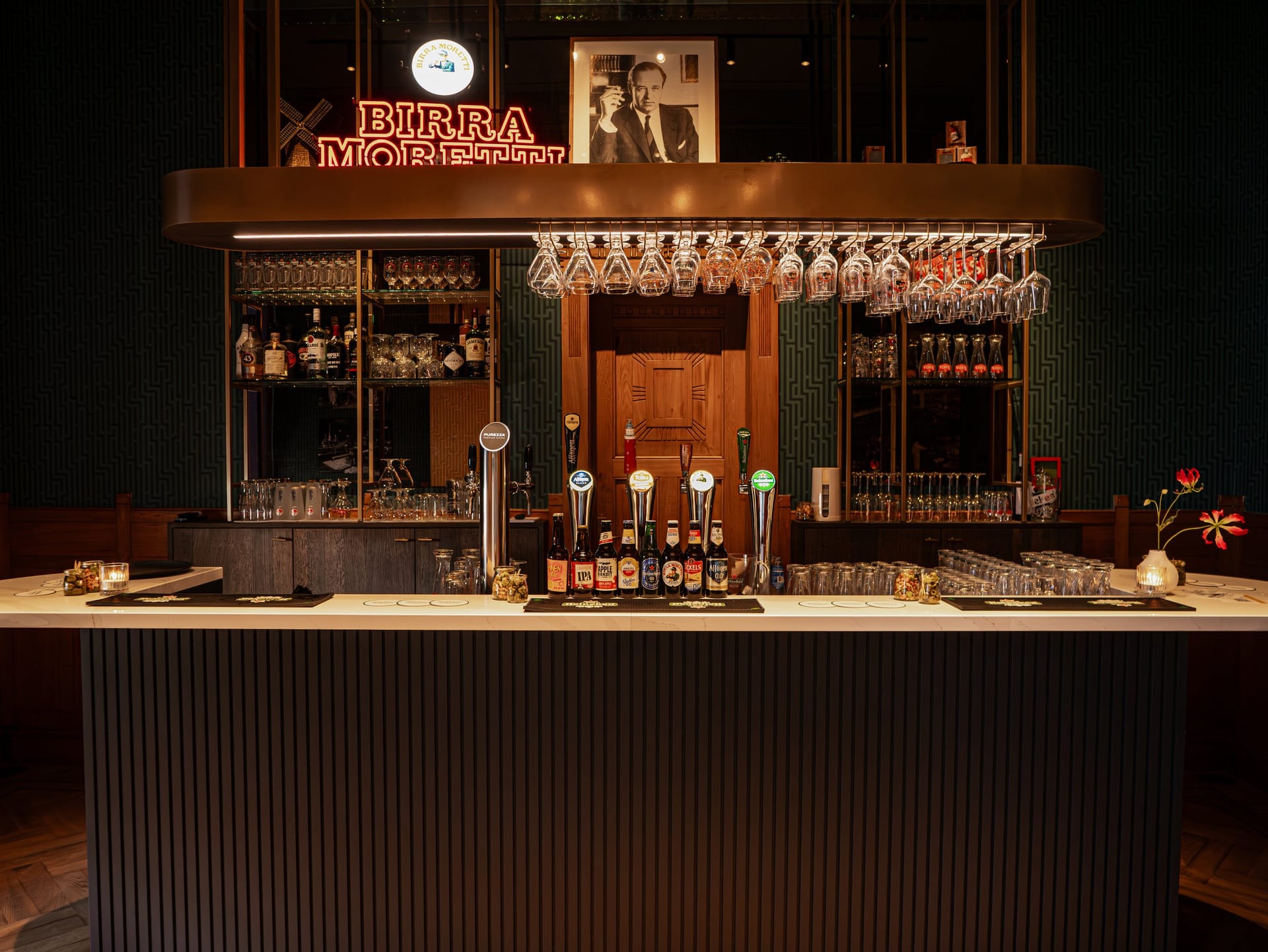 Een bar in het Heineken Gebouw Rotterdam in Rotterdam