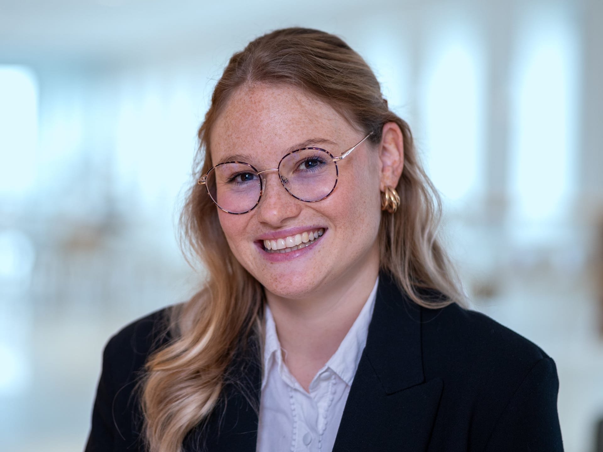 Zakelijke portretfoto van een medewerker tijdens een bedrijfsreportage