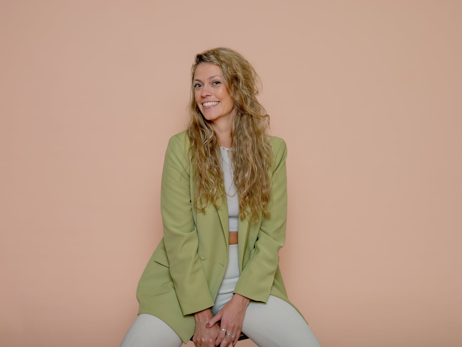 Portretfoto van model Rianne Violette de Bruin, gemaakt tijdens een fotoshoot over poses