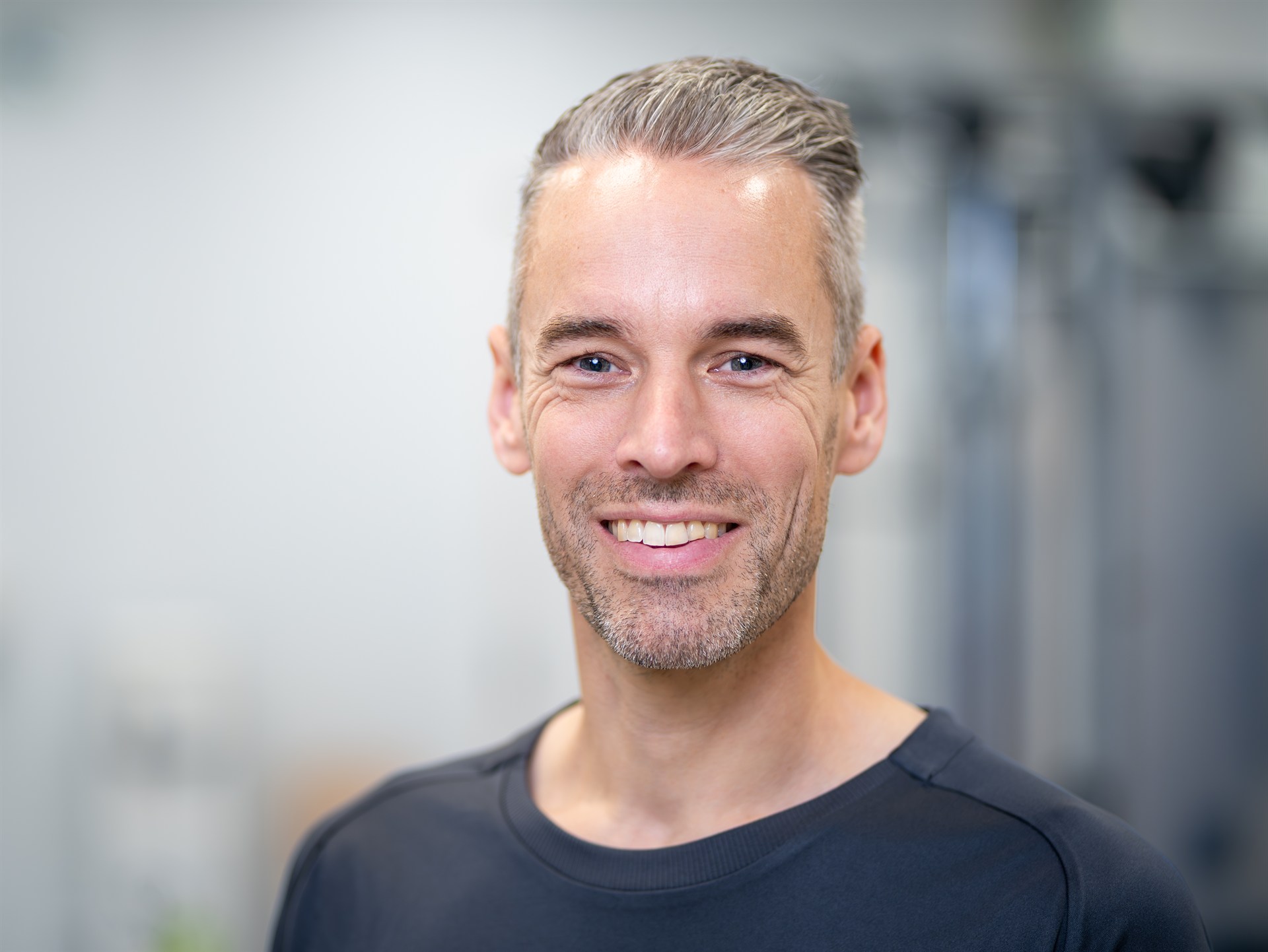 Zakelijk portret van een man tijdens de bedrijfsreportage voor fysiotherapiepraktijk Moviz.