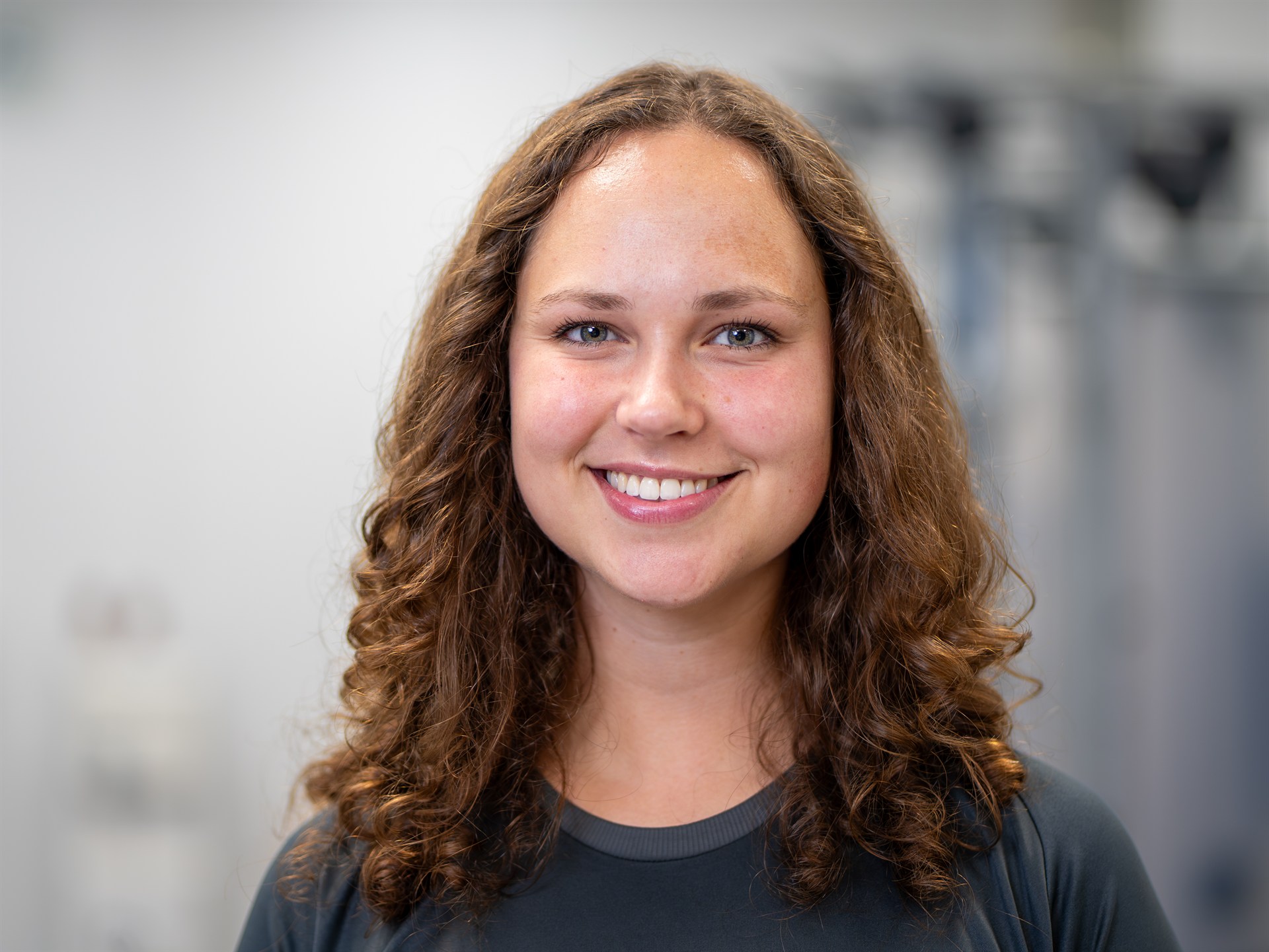 Zakelijk portret van een vrouwelijke medewerker tijdens de bedrijfsreportage voor Moviz.