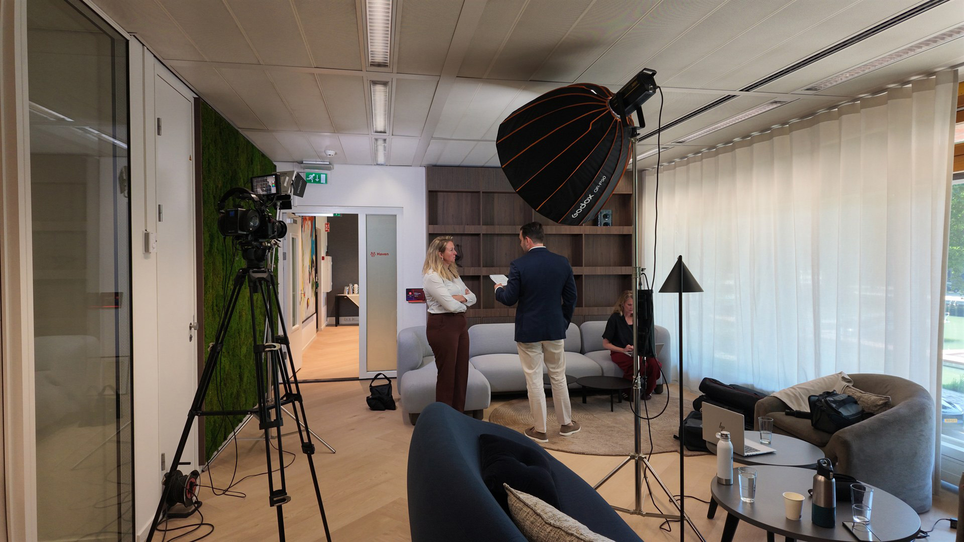 Zakelijke video-opname van Mendus Productions met camera, belichting en begeleiding op locatie